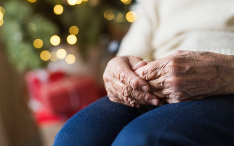 Karácsonyi csomagot kapnak a nyugdíjasok Petőfiszálláson