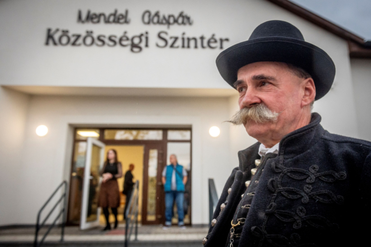  Mendel Gáspár nevét viseli a megújult Közösségi Színtér Bugacon
