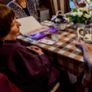 Dalokkal és verssel kedveskedett vendégeinek a 90. éves Marika néni