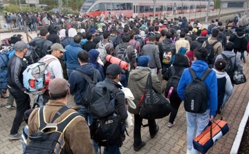 Mintegy 12 ezer migráns érkezett Hegyeshalomra hétfőn