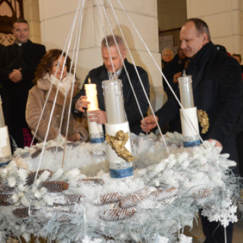 Fellobbant az első láng városunk adventi koszorúján