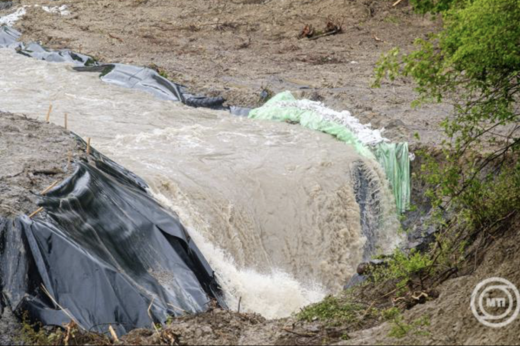 Továbbra is ömlik a víz a parajdi sóbányába, megyei válságstáb alakult a turizmus megmentésére