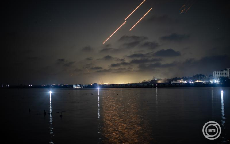 Izraeli légicsapások – Irán péntek este két hullámban ballisztikus rakétákkal támadta Izraelt