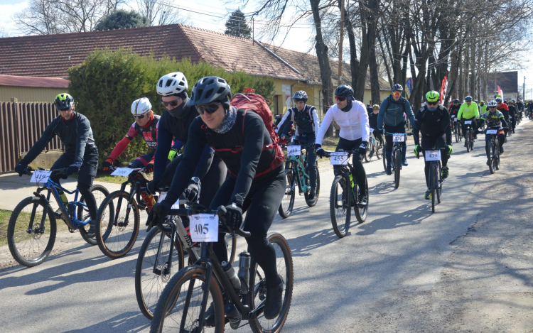 Népes mezőnnyel indult a Tour de Puszta