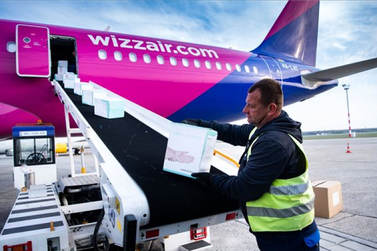 Múlt héten 22,5 millió maszk és 220 lélegeztetőgép érkezett