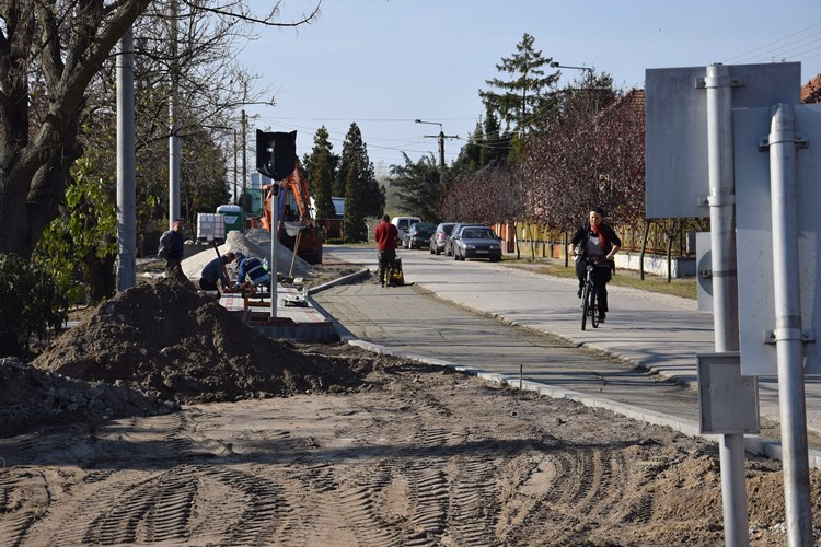 Közlekedésbiztonsági munkálatok zajlanak Petőfiszálláson