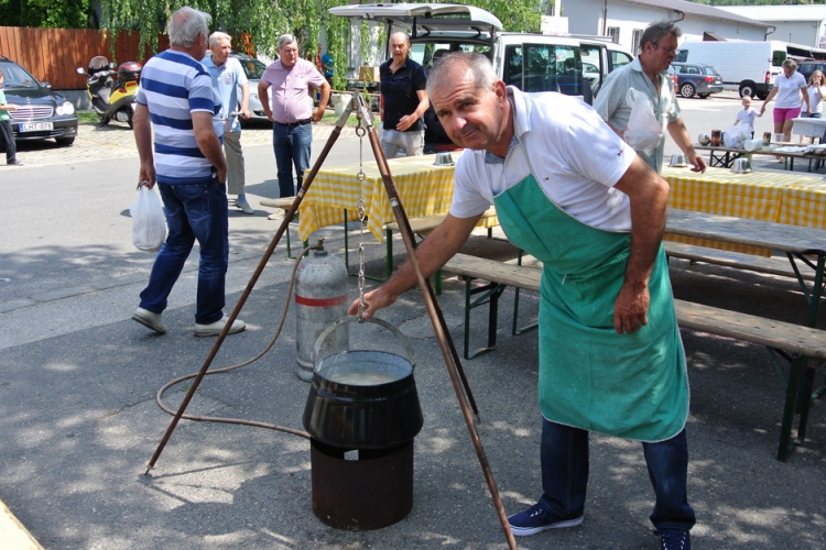 Már fő a bográcsban a halászlé!