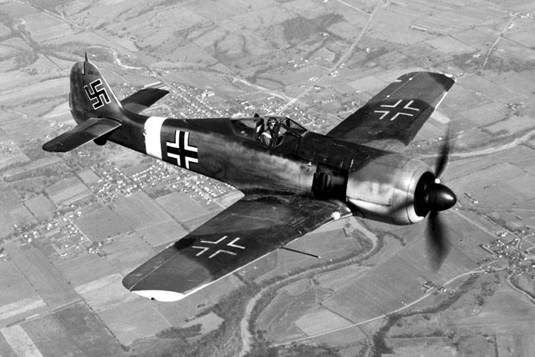 Második világháborús repülőgép roncsait találták meg Ajkánál