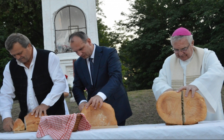 A Gazdakörben püspöki áldással osztották az új kenyeret