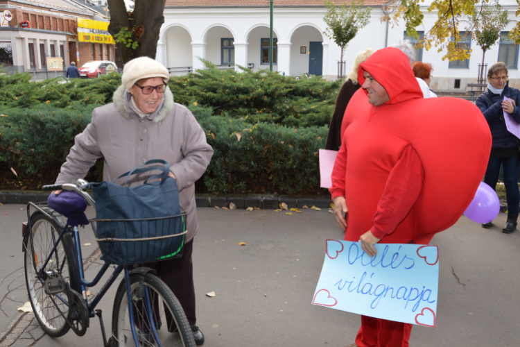 Forró teával és öleléssel várták a járókelőket