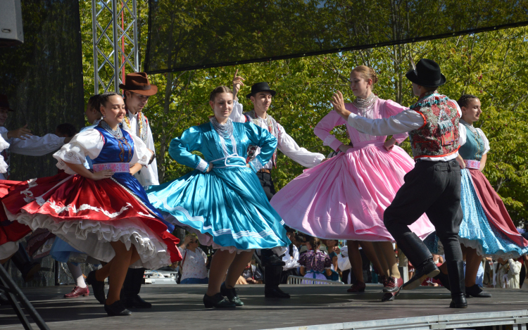 Több mint száz néptáncos szórakoztatta a közönséget