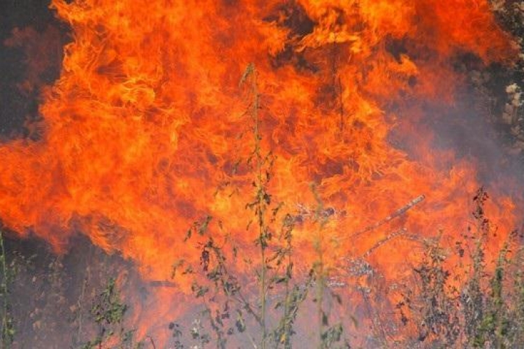 Több, mint harminc tűzoltó kezdte meg az oltást Jászszentlászló közelében