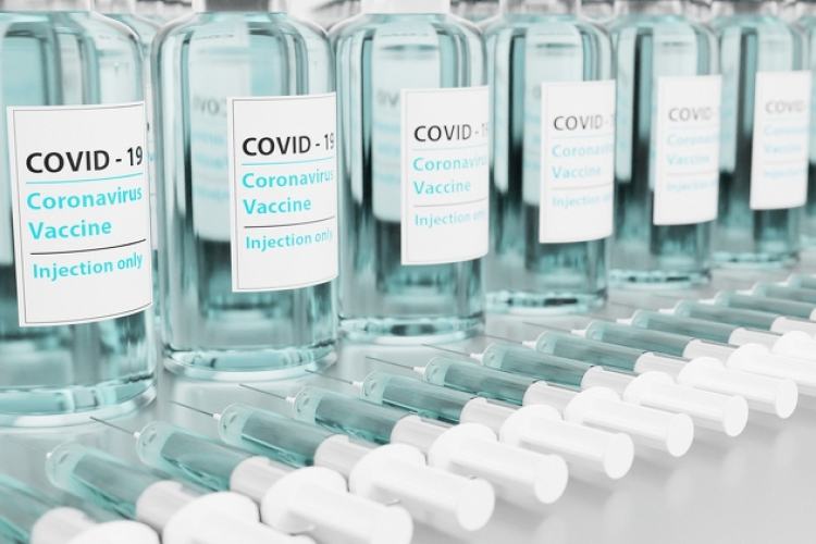 Jövő év végén megkezdődik a hazai koronavírus-elleni vakcina gyártása Debrecenben