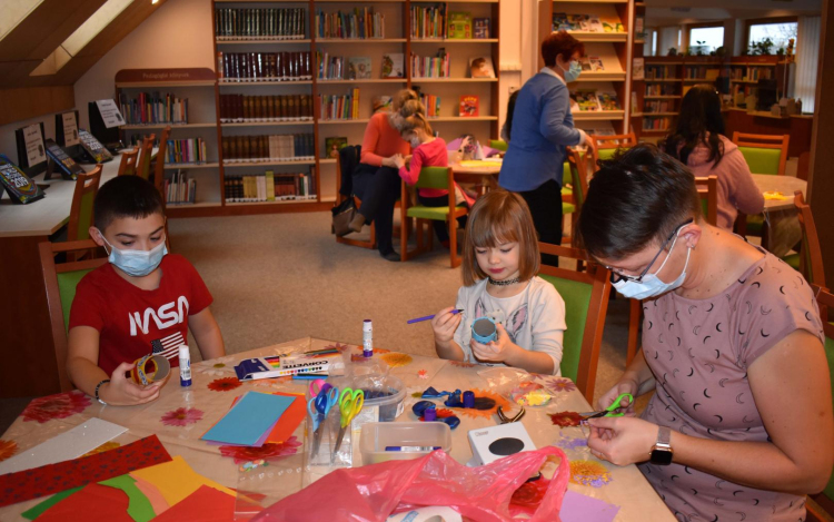 Szilveszteri party-kellékeket készítettek