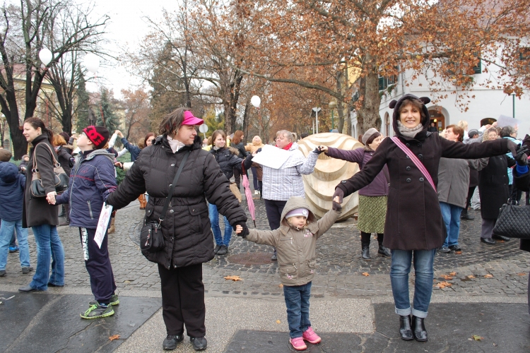 Élő szeretetláncot alkottak