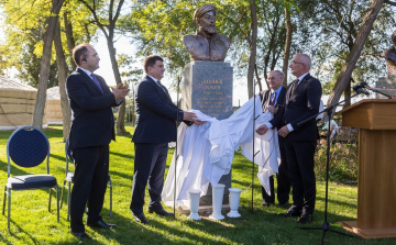 Szoboravatás a Hungarikum Ligetben