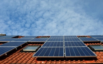 Egyre nagyobb teljesítményű napelemes rendszereket telepítenek a magyar háztartások