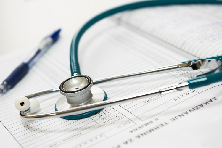 Novembertől 100 ezer forinttal emelkedik az orvosok bére