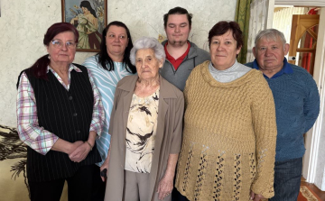 Süteményeket, sőt még kenyeret is süt Marika néni 90 évesen