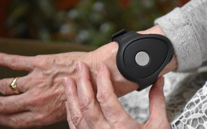 Már 300 ezer nyugdíjas igényelte a biztonságot jelentő gondosórá