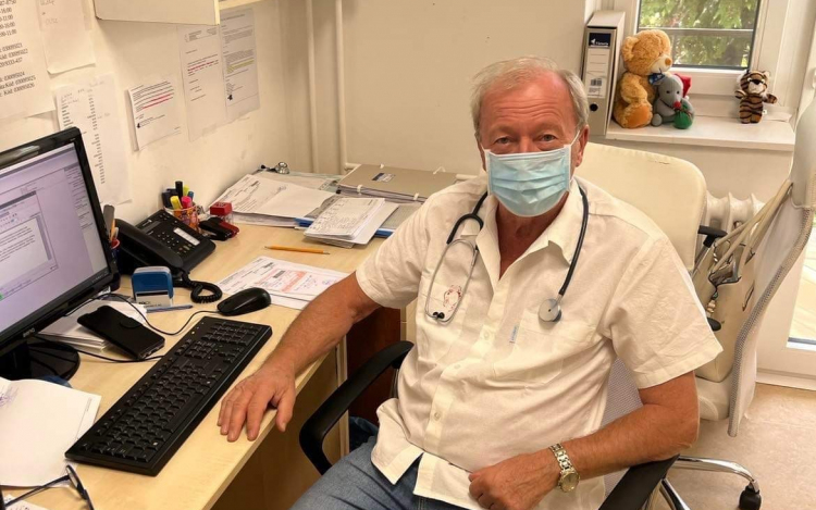 Dr. Fehérvári István főorvos 50 éve gyógyítja a kis betegeket Kiskunfélegyházán