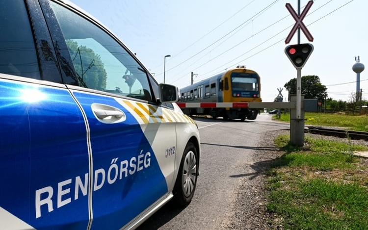 A vasúti átjárókon való áthaladás szabályaira figyelmeztet a MÁV és a rendőrség