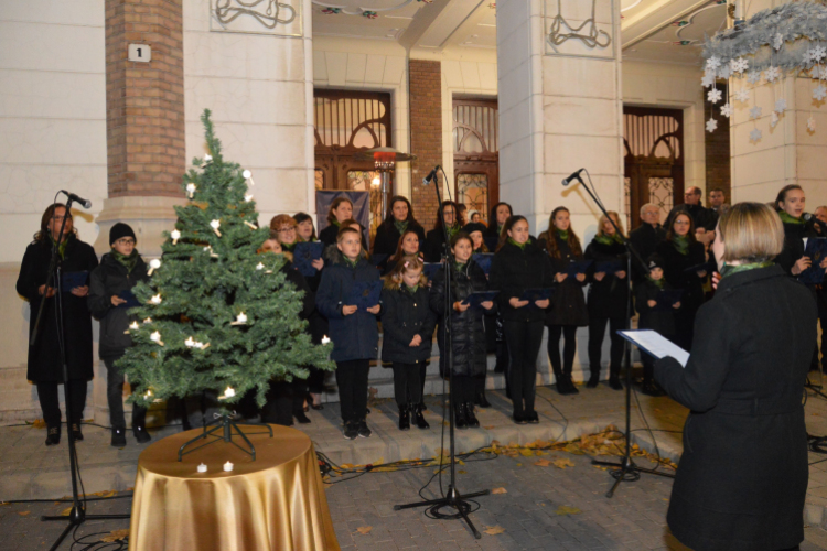 Fellobbant az első láng városunk adventi koszorúján