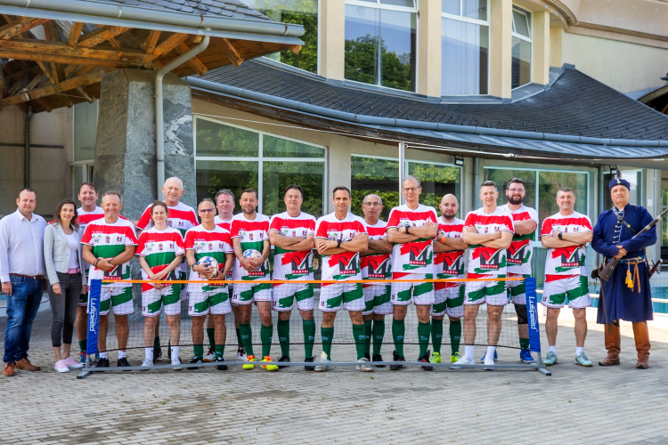 Díszlövéssel indult útjára a labda a Szigetvári Gyógyfürdőben