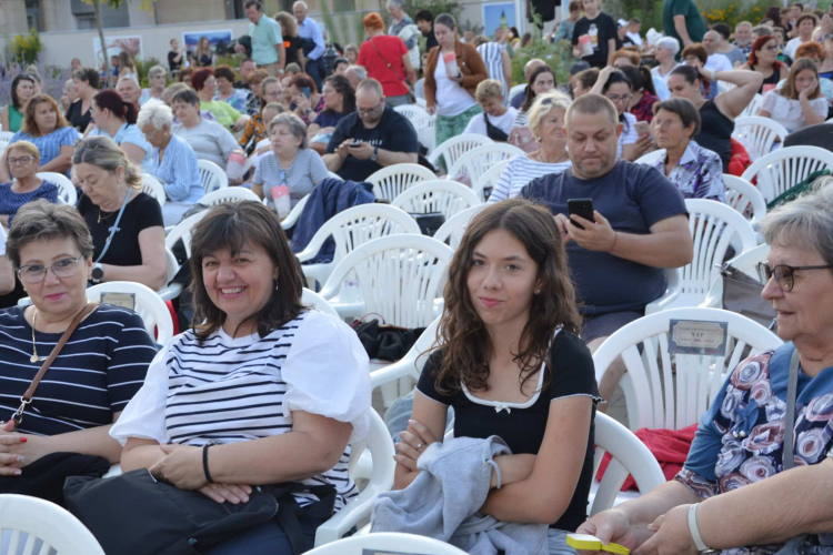 Együtt ünnepeltek a filmrajongók Kiskunfélegyházán a szabadtéri moziban