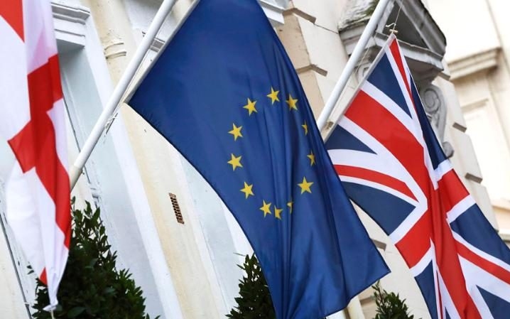 Nagy-Britannia törvénybe foglalja az EU-állampolgárok jogosultságait