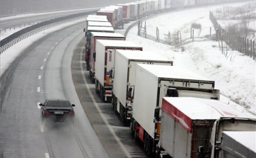 Nem léphetik át a kamionok a szlovén-magyar határt