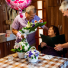 Dalokkal és verssel kedveskedett vendégeinek a 90. éves Marika néni