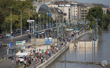 OVF: lefelé halad a Dunán az árhullám, a nézelődők okozzák a legtöbb gondot