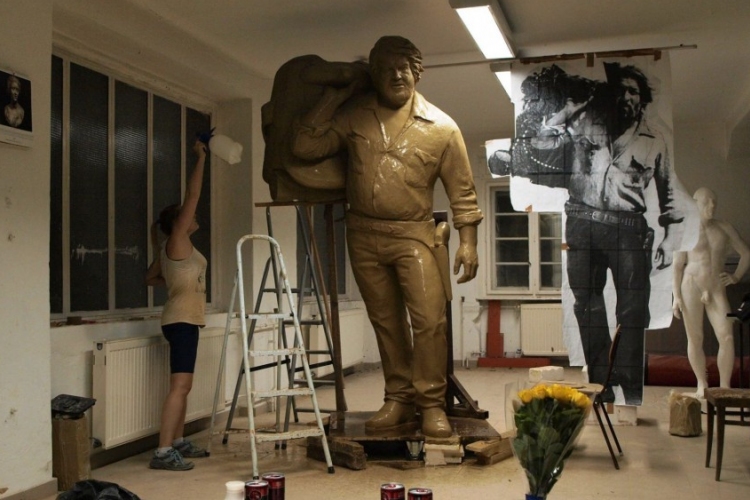 Szombaton felavatják a világ első Bud Spencer szobrát Budapesten