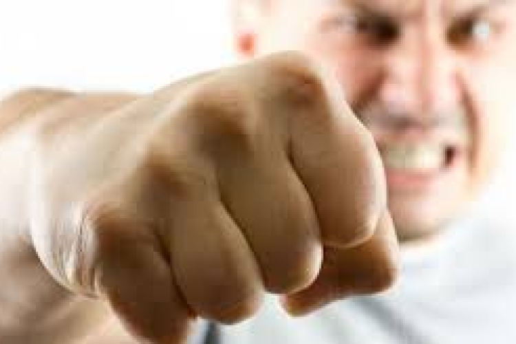  Brutálisan bántalmazta az anyát és fiát