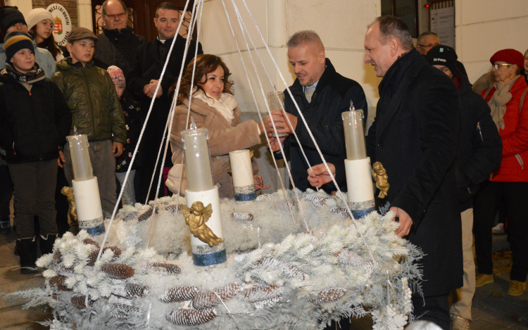 Fellobbant az első láng városunk adventi koszorúján