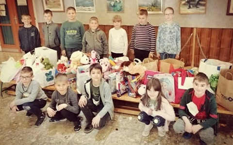 Határontúli magyar gyerekeket ajándékoztak meg a Dózsa iskola tanulói