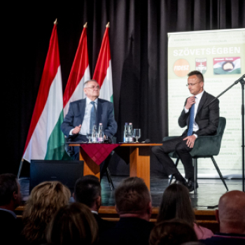 Szijjártó Péter és Lezsák Sándor közös pódiumbeszélgetést tartott Kiskunfélegyházán