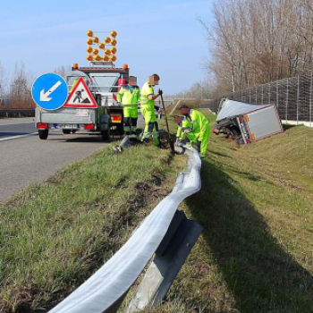 Kamion hajtott árokba az M5-ös autópályán Kiskunfélegyháza határában