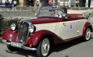 Közel 100 Mercedes-Benz veterán autó áll rajthoz hamarosan