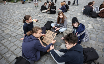 Virrasztással tiltakoztak a diákok a Sándor-palotánál
