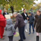 Forró teával és öleléssel várták a járókelőket