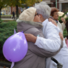 Forró teával és öleléssel várták a járókelőket