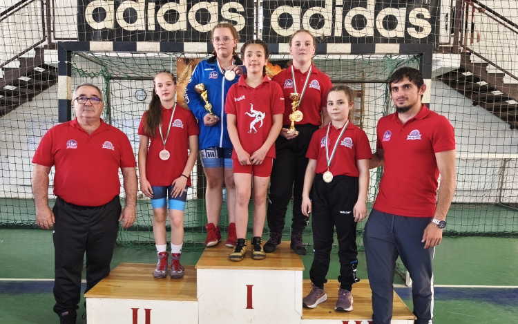 Remekeltek a birkózó lányok Szigetváron