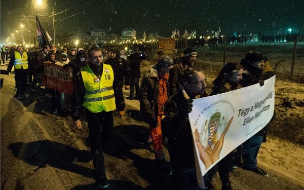 Szigethalmi verekedés - Fáklyás demonstrációt tartott a Jobbik a 