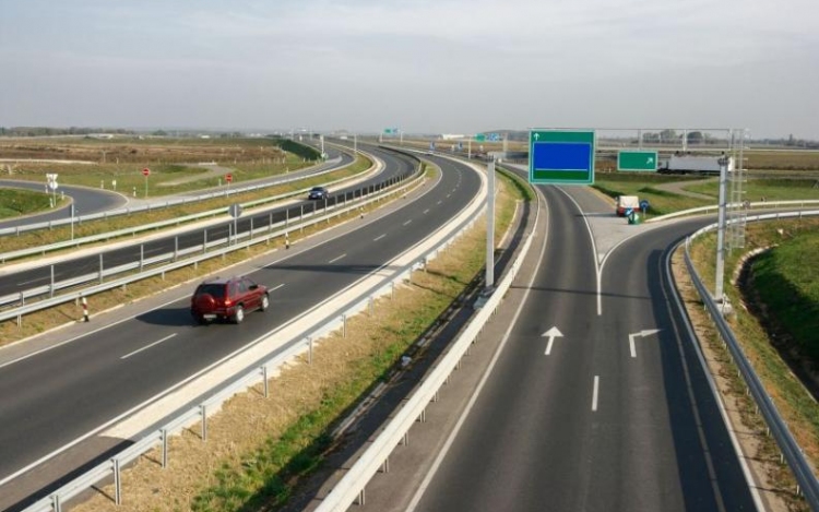 Felújítják majd háromsávossá bővítik az M1-es autópályát