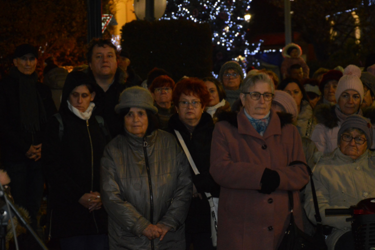 Fellobbant az első láng városunk adventi koszorúján