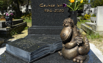 Új Süsü-szobor került Csukás István síremlékére