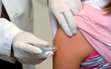 Októberben kezdik az iskolákban a HPV elleni oltás beadását