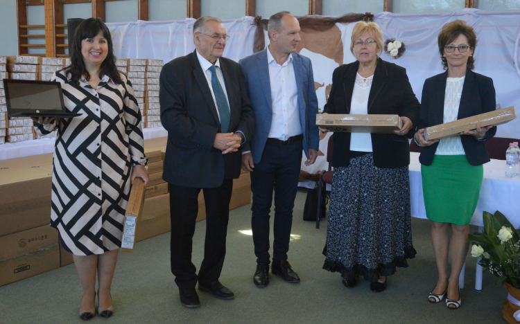 Megérkeztek az iskolákba a gyerekek digitális fejlődését elősegítő laptopok
